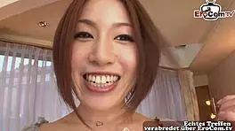 哇，这个娇小18+亚洲少女在酒店内射群交！😲