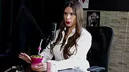 18+顺从少女户外BDSM fetish调教采访