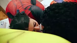 wolverine come o cu do deadpool e homem aranha e ainda engolem o leite