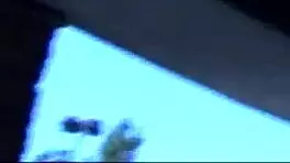 男人粗暴插入她阴道