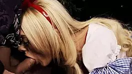 男人粗暴插入她阴道