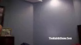 娇小黑妹在街区被一群人猛操