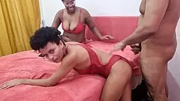 Parte 02 coroa gordinho fodendo o cu das lésbicas 0 pussy.