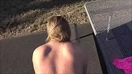 变态停车场荡妇来自NRW，在A3上和大鸡巴狂野起来