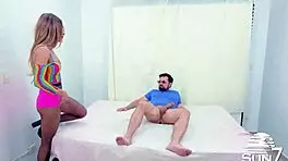 哟，卷起普里西拉的湿逼猛操她的屁股，漂亮脱垂和磨蹭，太狂野！