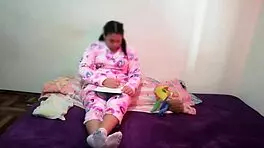 我有个骚继妹总在房间自慰，求着吸干我每一滴