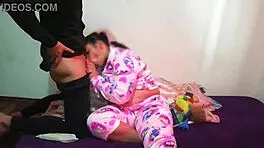 我有个骚继妹总在房间自慰，求着吸干我每一滴