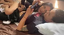 � Mi Hermanastro Esta Jugando Con Su Celular Y Yo Le Voy A Chupar La Polla Hasta Que Pierda La Partida - Porno En Espa�ol