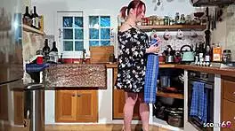 德国丰满红发妹巨大天然巨乳，在香蕉游戏后厨房被操