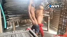 乡村妻子在牧场上户外肛交