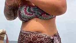 fiquei peladinha na praia e peguei no pau duro do cara