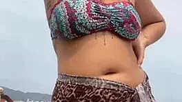 fiquei peladinha na praia e peguei no pau duro do cara