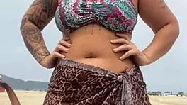 fiquei peladinha na praia e peguei no pau duro do cara