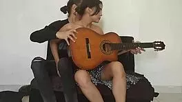 Mi Hermanastra Es Una Cachonda Quiere Que La Masturbe Mientras Toco La Guitarra - Porno En Espanol