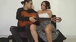 Mi Hermanastra Es Una Cachonda Quiere Que La Masturbe Mientras Toco La Guitarra - Porno En Espanol