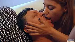 “爷爷喜欢两个18+少女吸他的鸡巴吗？”