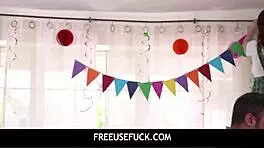 Petite venezolana pasa de vender caramelos en la calle a limpiar una casa completamente desnuda.