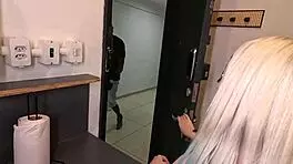 Minha vizinha loirinha era uma f� eu n�o sabia fodi gostoso a bucetinha rosada dela enquanto o marido estava no trabalho