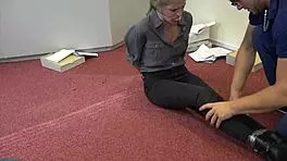 我-我是少女18+ Violet Haze作为房地产经纪人被束缚