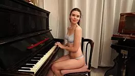 Bad pianist gets a hard seix