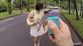 娇小日本小妹在车里吸陌生人