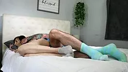 偷偷溜进继妹床上禁忌激战