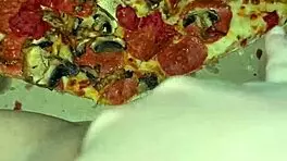 阿拉伯美女用食物塞屄玩恋物高潮