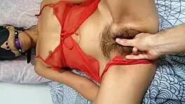 Con los ojos tapados me follan hasta llenarme de leche