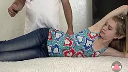 我忍不住猛顶她紧身牛仔裤，好性奋！