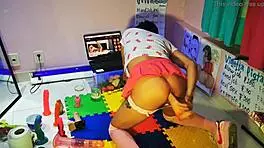 MIRANDO COMO SE FOLLAn a una COLEGIALA teen 18+ otaku mientras ME MASTURBO con mi dildo