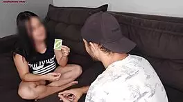 Chamei O Vizinho Pra Jogar Uno Sem Calcinha Enquanto Marido Trabalha, Recebendo Handjob e Sexo com Monster Cock