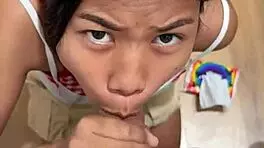 18岁亚洲人在试衣间吸我并吞精！