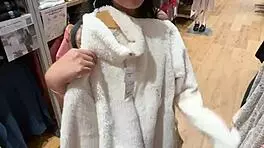 18岁亚洲人在试衣间吸我并吞精！