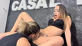 eu sou hetero mas a vizinha lesbica chupou minha buceta e eu gozei na boca dela em encontro inesperado