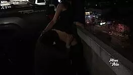 miroslava se deja chupar la chocha por un desconocido en un estacionamiento y siento tanto placer en ese momento tan arriesgado al aire libre