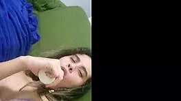 A VONTADE DESSA PUTINHA NOVINHA ERA DAR O CUZINHO PARA UMA ROLA DE VERDADE!