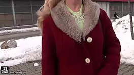 丰满奶奶Effie猛舔18岁少女骚逼！