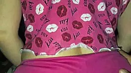 我的继女来访我的房间并在我的鸡巴上高潮，老婆旅行中！