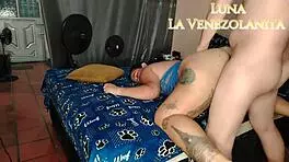 morena nalgona se chupa y culea una verga moviendo su gran culo hasta que le dejan la cuca llena de leche.