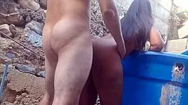 Mi padrastro me da anal afuera de mi casa y nos pillan?