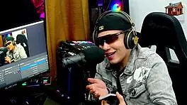 Binho Ted Chupa Bem Gostoso a Buceta Rosa da Ninfeta na Mesa do Podcast o Ruan Fica Sem Palavras - Podcast P�pum no Barraco - Ela Manda