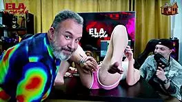 Binho Ted Chupa Bem Gostoso a Buceta Rosa da Ninfeta na Mesa do Podcast o Ruan Fica Sem Palavras - Podcast P�pum no Barraco - Ela Manda