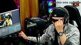 Binho Ted Chupa Bem Gostoso a Buceta Rosa da Ninfeta na Mesa do Podcast o Ruan Fica Sem Palavras - Podcast P�pum no Barraco - Ela Manda