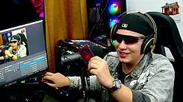 Binho Ted Chupa Bem Gostoso a Buceta Rosa da Ninfeta na Mesa do Podcast o Ruan Fica Sem Palavras - Podcast P�pum no Barraco - Ela Manda