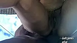 Eu sou a mulher do policial e quero me vingar dele dando meu cuzinho gostoso no vídeo para todos verem.