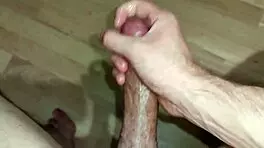 看她自慰高潮喷水？