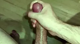 看她自慰高潮喷水？