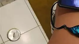 La mama de mi amigo me encuentra en su baño