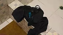 La mama de mi amigo me encuentra en su baño