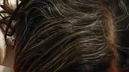 La mama de mi amigo me encuentra en su baño